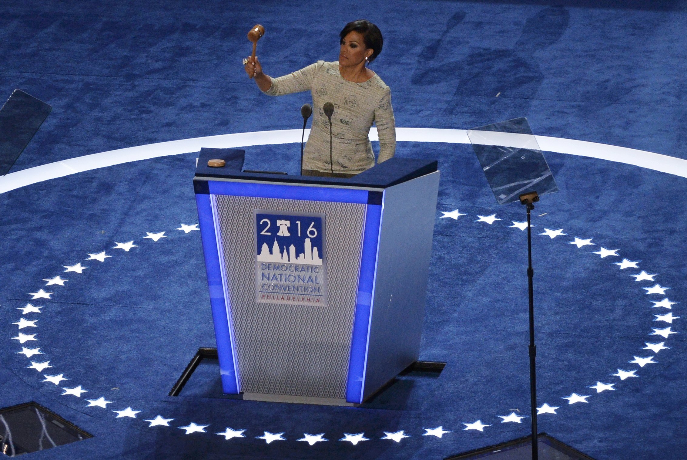 Thị trưởng thành phố Baltimore Stephanie Rawlings-Blake gõ búa khai mạc đại hội toàn quốc đảng Dân chủ Mỹ tại Philadelphia (Ảnh: Reuters)