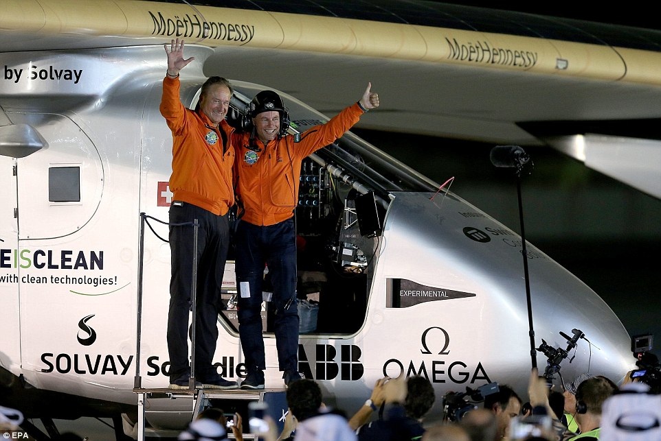 Máy bay dùng năng lượng mặt trời hoàn thành chuyến bay vòng quanh thế giới - 5 Phi công Bertrand Piccard (phải) và phi công Andre Borschberg, đến từ Thụy Sĩ, là hai người thay phiên nhau điều khiển Solar Impulse 2 bay vòng quanh thế giới (Ảnh: EPA)