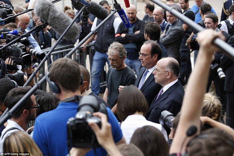 Hai kẻ hành quyết linh mục ở nhà thờ Pháp là thành viên của IS - 5 Ông Hollande kêu gọi nước Pháp đoàn kết để đối phó với khủng bố (Ảnh: AFP)