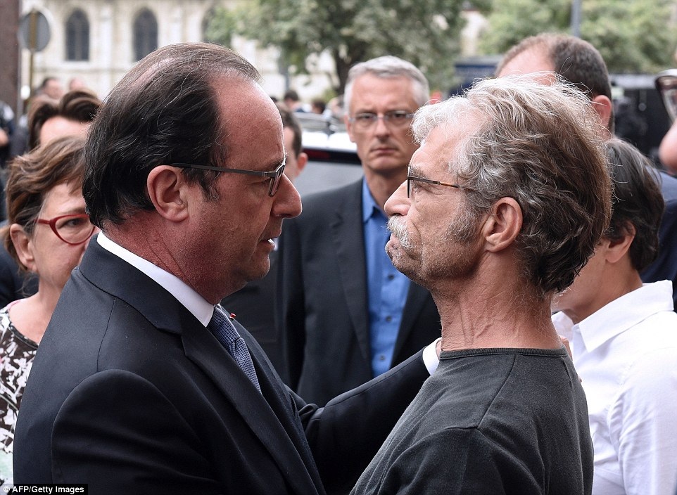 Hai kẻ hành quyết linh mục ở nhà thờ Pháp là thành viên của IS - 4 Tổng thống Hollande (trái) và Thị trưởng Saint-Etienne-du-Rouvray Hubert Wulfranc tại hiện trường vụ tấn công (Ảnh: AFP)