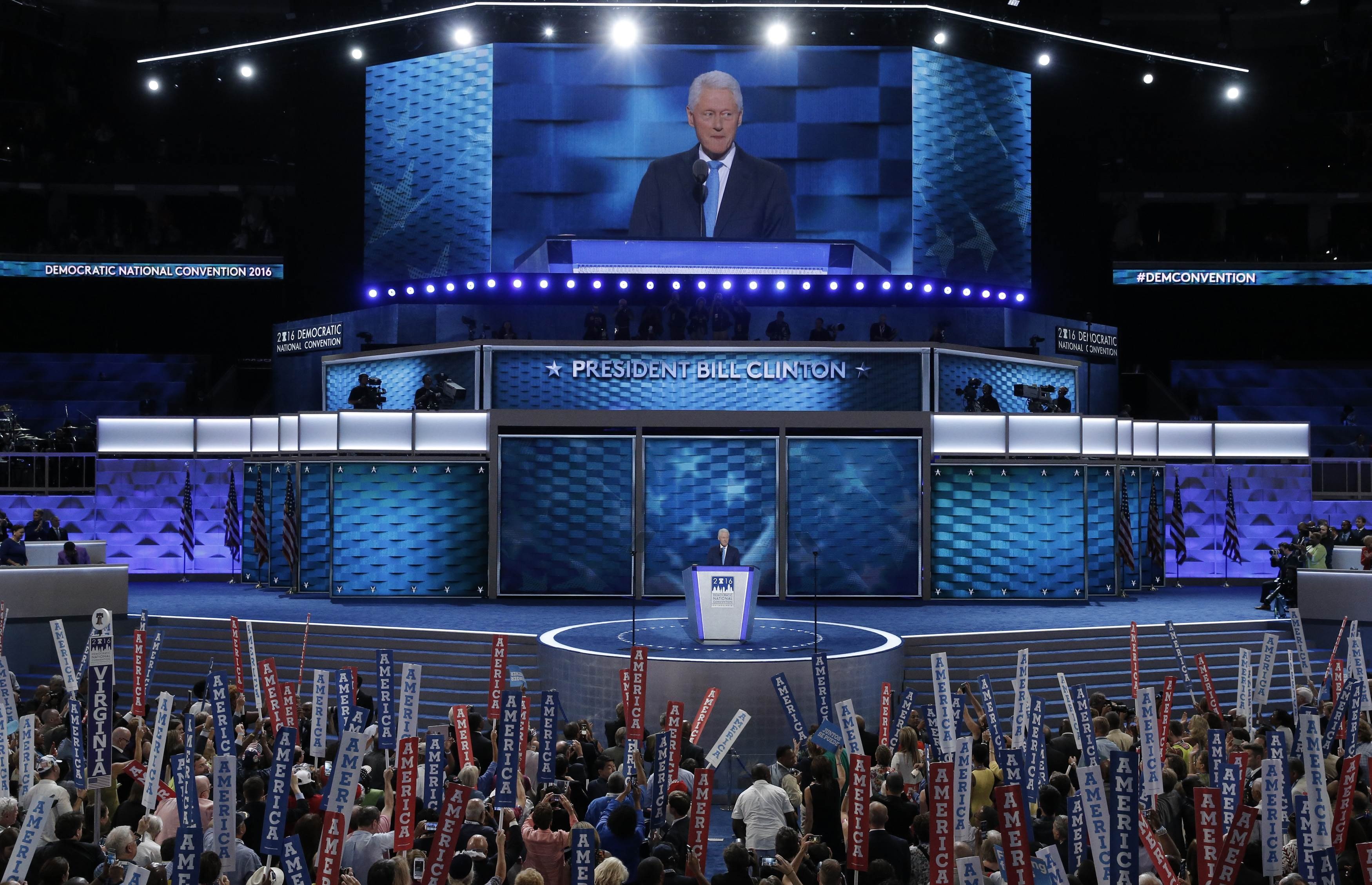 Ông Bill Clinton phát biểu tại đêm thứ 2 đại hội toàn quốc đảng Dân chủ Mỹ (Ảnh: Reuters)