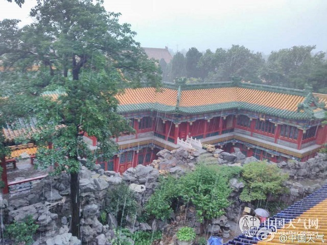 
Trong khi nhiều thành phố ở Trung Quốc đang phải đối mặt với trận lụt nghiêm trọng khiến cuộc sống của nhiều người bị đảo lộn từ nhiều tháng qua thì có ít nhất 1 nơi vẫn khô ráo và an toàn, đó là Tử Cấm Thành. Nhờ hệ thống thoát nước được xây dựng từ 600 năm về trước, Tử Cấm Thành đã tránh được ảnh hưởng của mưa lũ kéo dài ở Trung Quốc.
