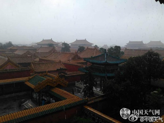 “Hệ thống thoát nước ở Tử Cấm Thành thật tuyệt vời nhưng đó là do nó được xây dựng từ 600 năm trước rồi”, một cư dân mạng bình luận theo kiểu châm biếm.