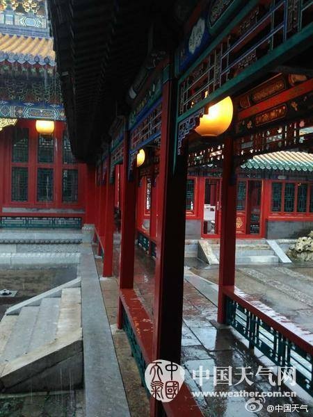 “Hệ thống thoát nước ở Tử Cấm Thành thật hoàn hảo. Trước kia, những ai không không chịu làm việc chăm chỉ để xây thành sẽ bị chặt đầu để làm gương cho những người còn lại. Còn bây giờ, dù cho hệ thống thoát nước quá tồi tệ, chúng ta thậm chí còn chẳng biết tìm ai để mà quy trách nhiệm cho họ”, một người khác nhận xét.