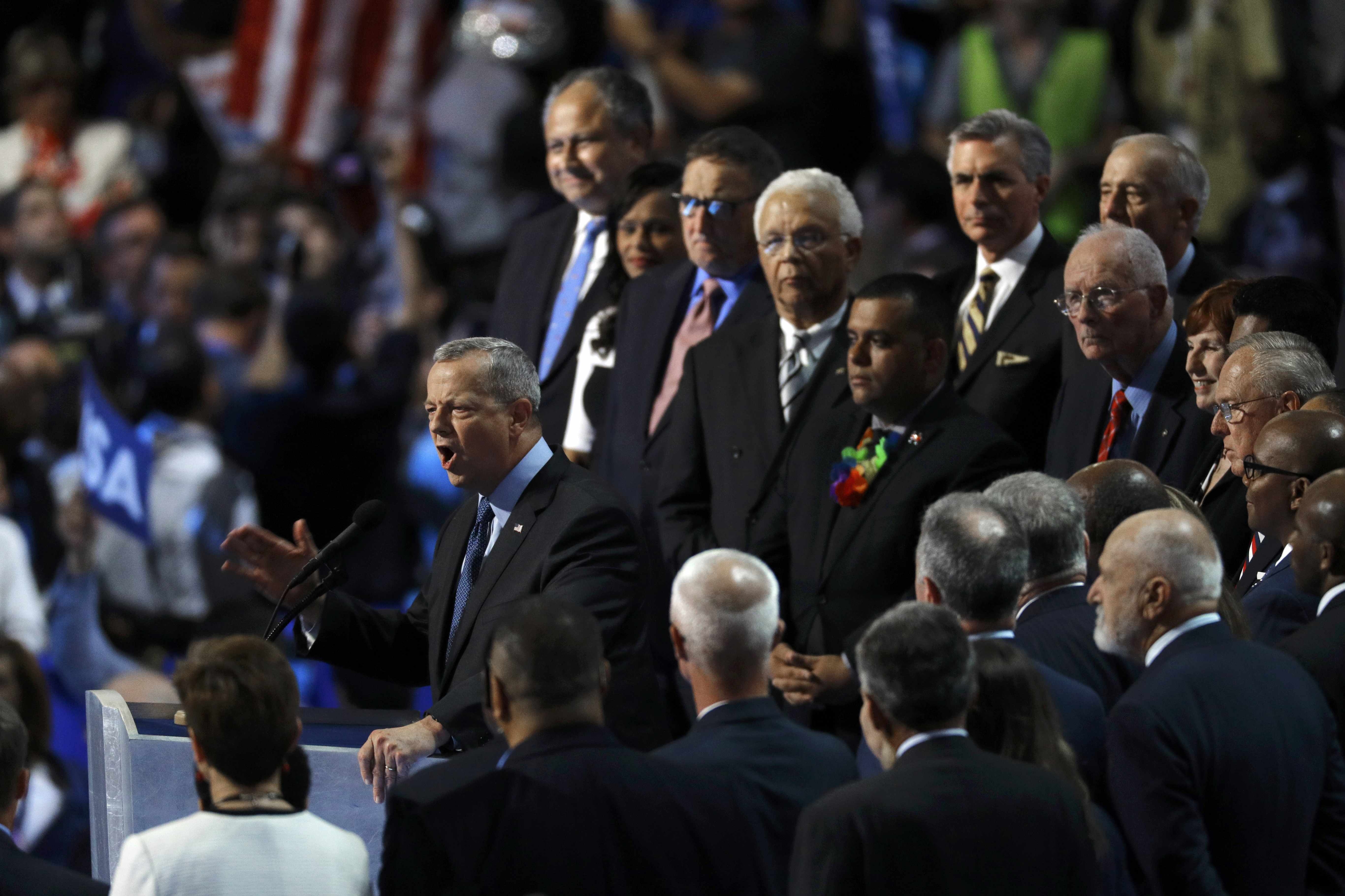 Tướng Thủy quân Lục chiến bốn sao Mỹ John Allen (đang phát biểu), cựu Tư lệnh các lực lượng Mỹ và NATO tại Afghanistan, cùng các cựu chiến binh trên sân khấu đại hội đảng Dân chủ.