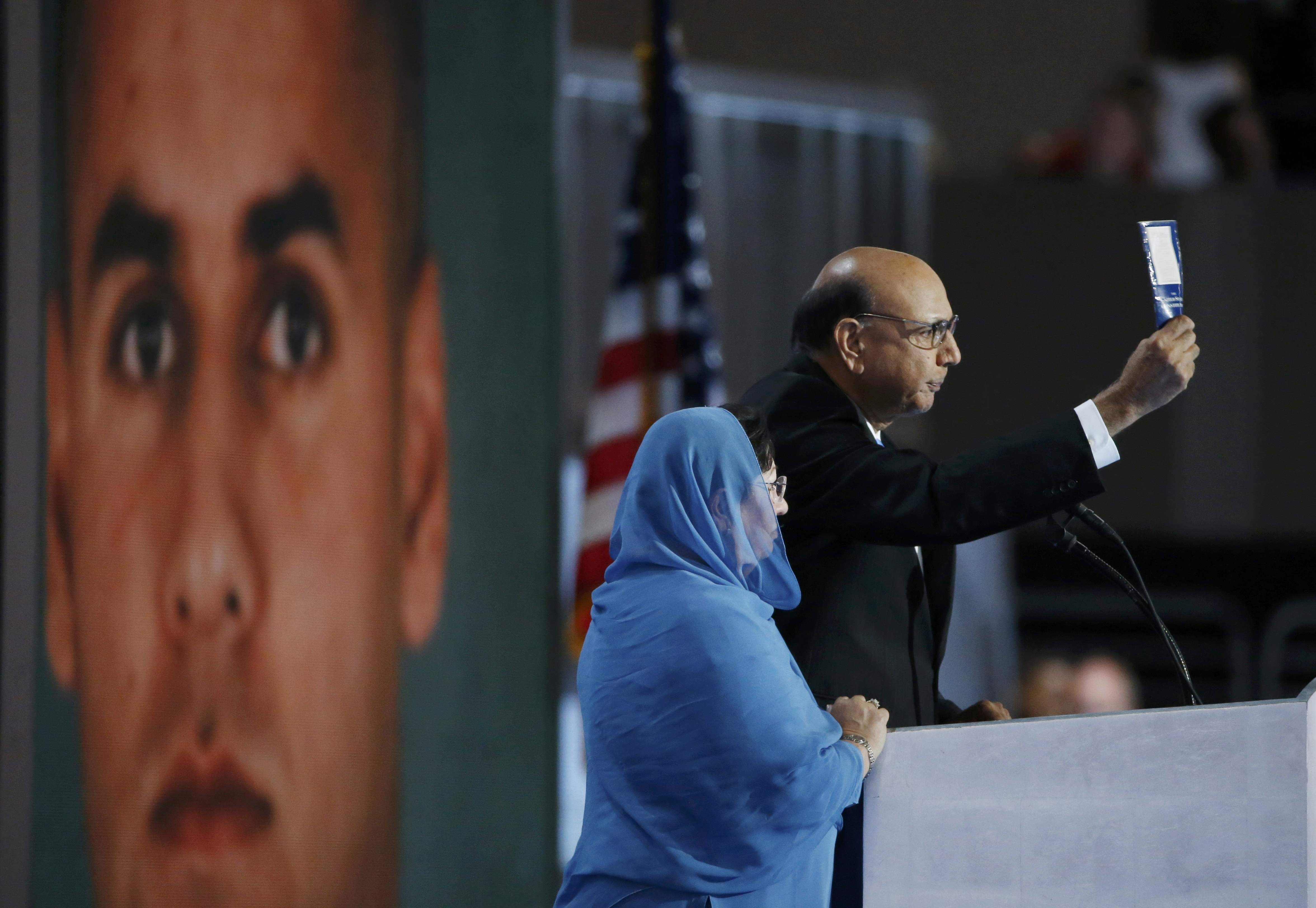 Khizr Khan, cha của binh sĩ Humayun (trái) hy sinh khi đang phục vụ trong Lục quân Mỹ, phát biểu trước các đại biểu tham dự đại hội. Binh sĩ Humayun là một người theo đạo Hồi và ông Khan đã chỉ trích tỷ phú Donald Trump vì hành vi bôi nhọ nhân cách của những người Hồi giáo. “Ông ấy (Trump) chưa bao giờ hy sinh vì bất kỳ điều gì và vì bất kỳ ai”, ông Khan nói.