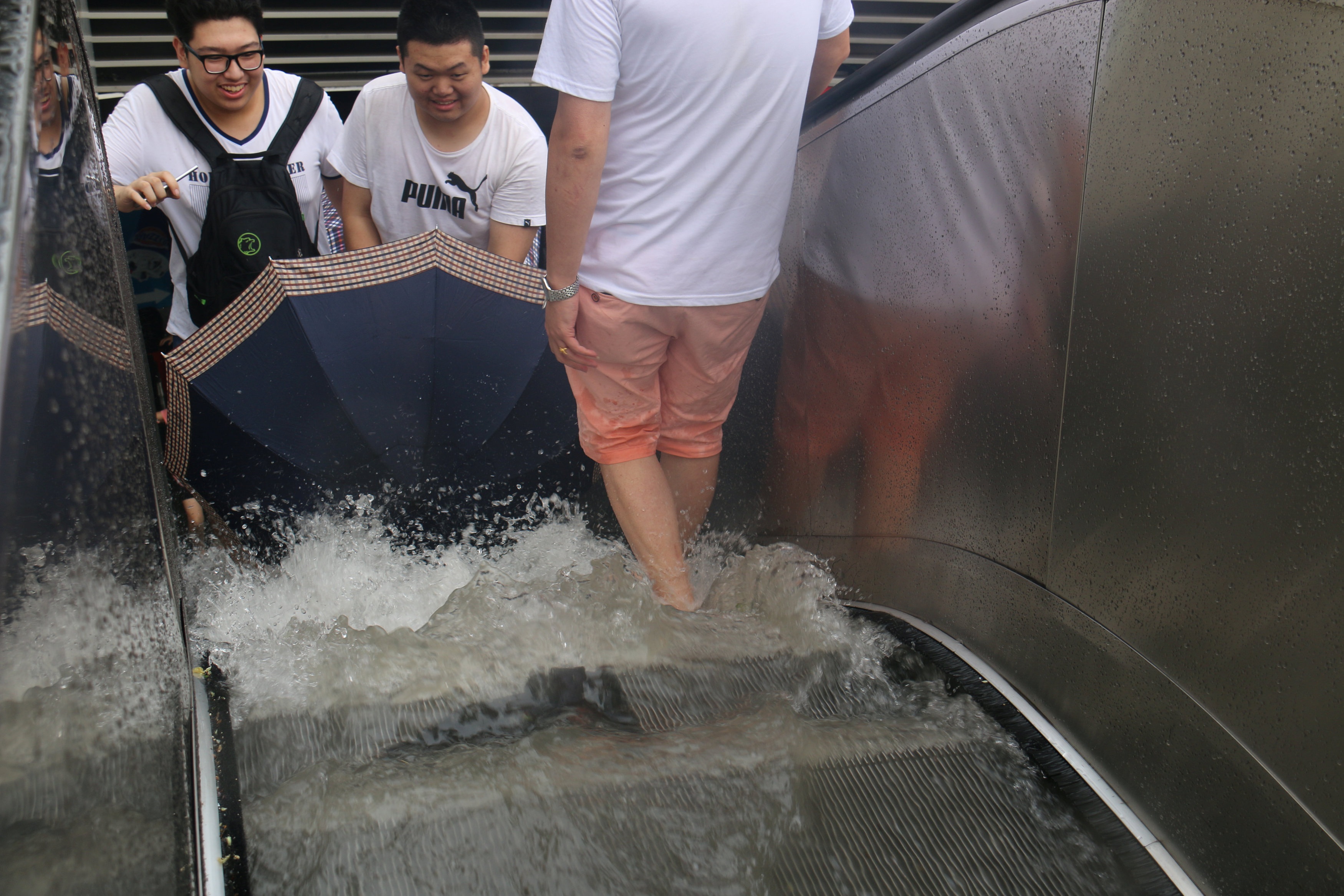 Nước tràn vào trong ga tàu điện ngầm ở Thiên Tân.