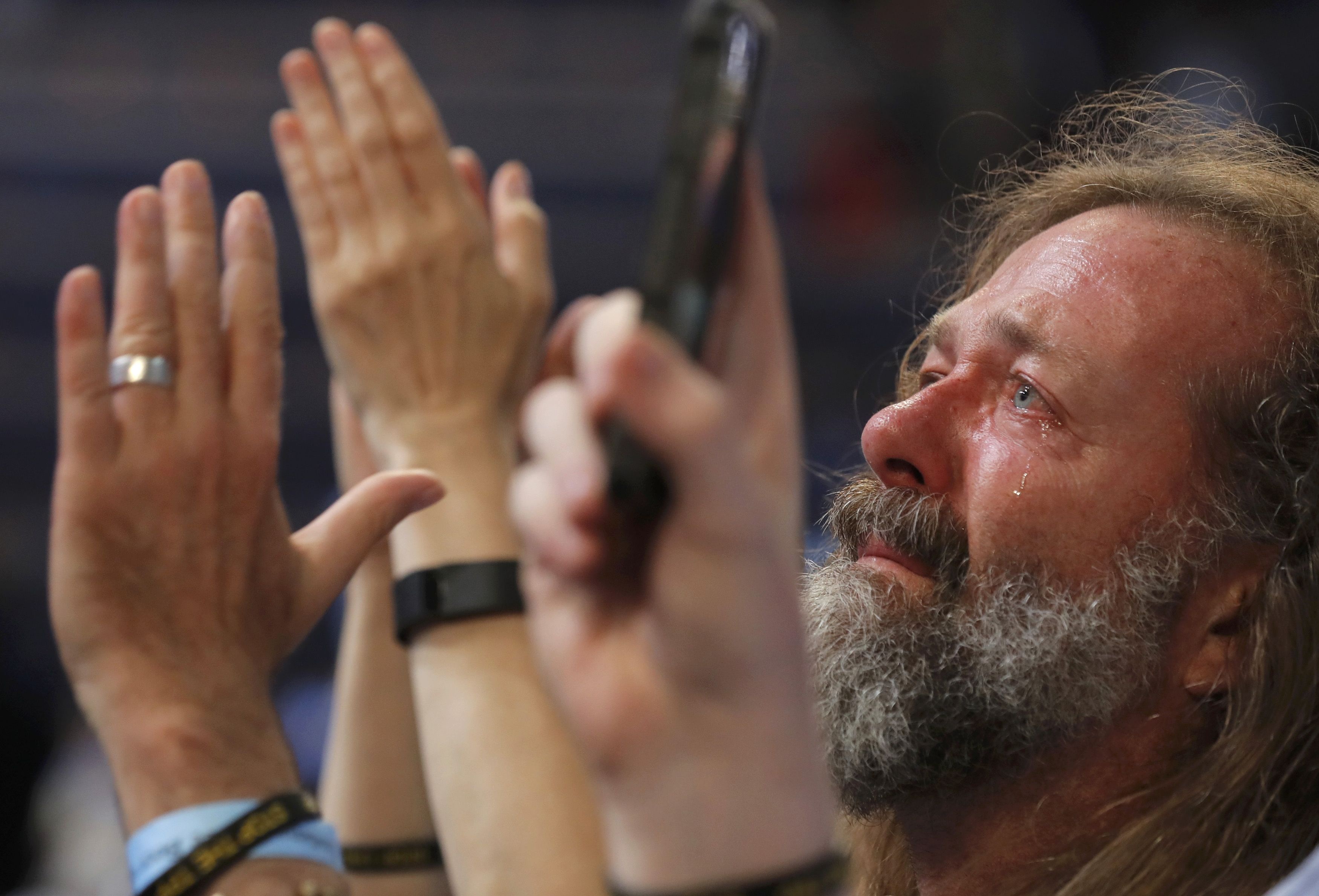 Một đại biểu có mặt trong hội trường dự đại hội đảng Dân chủ tại thành phố Philadelphia, bang Pennsylvania đã bật khóc khi nghe bài phát biểu của ứng viên tổng thống Hillary Clinton trên sân khấu.