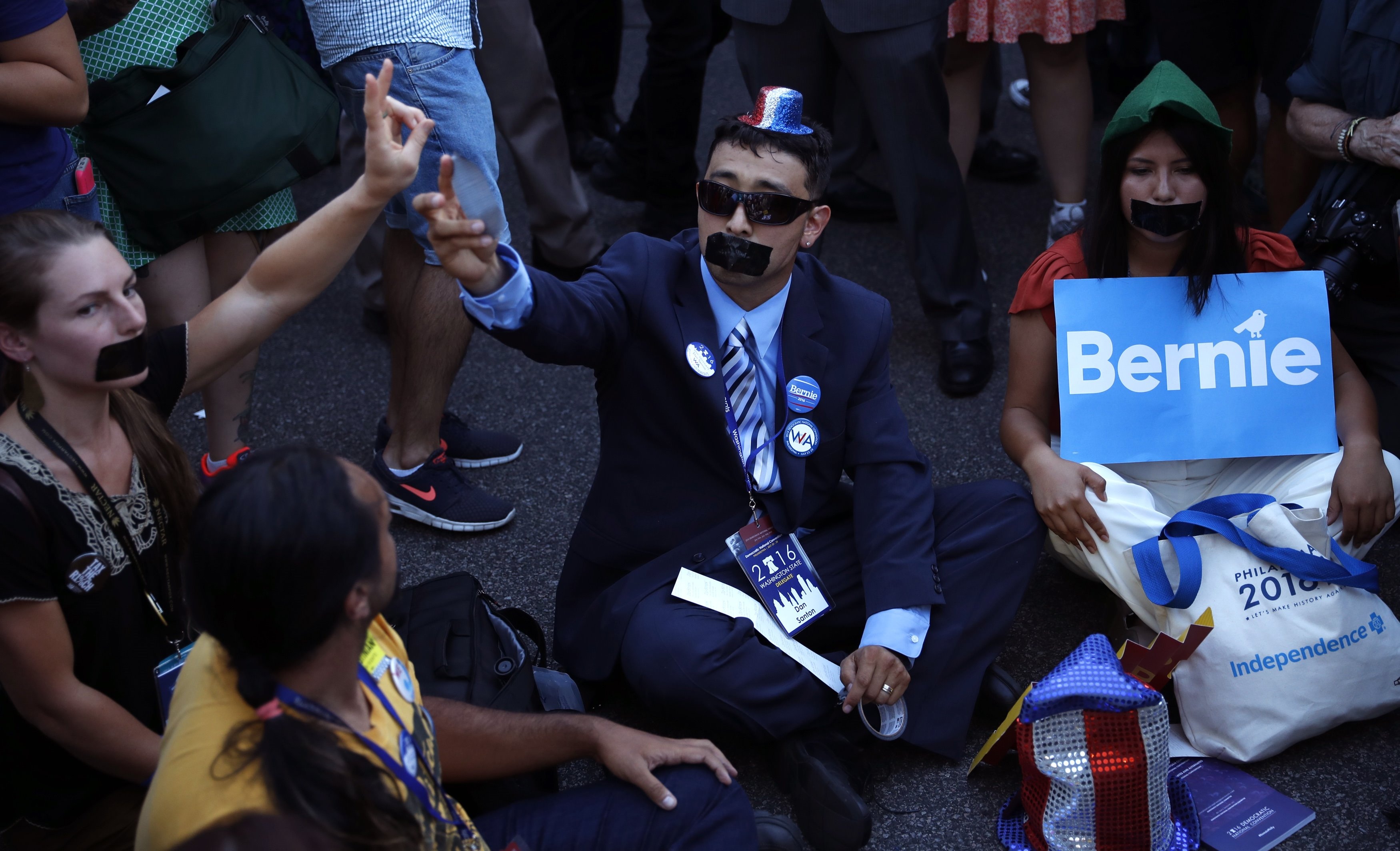 Những người ủng hộ Thượng nghị sĩ Bernie Sanders tập trung bên ngoài hội trường, la ó phản đối bà Clinton. Họ cho rằng ông Bernie mới xứng đáng là ứng viên tổng thống của đảng Dân chủ năm nay.