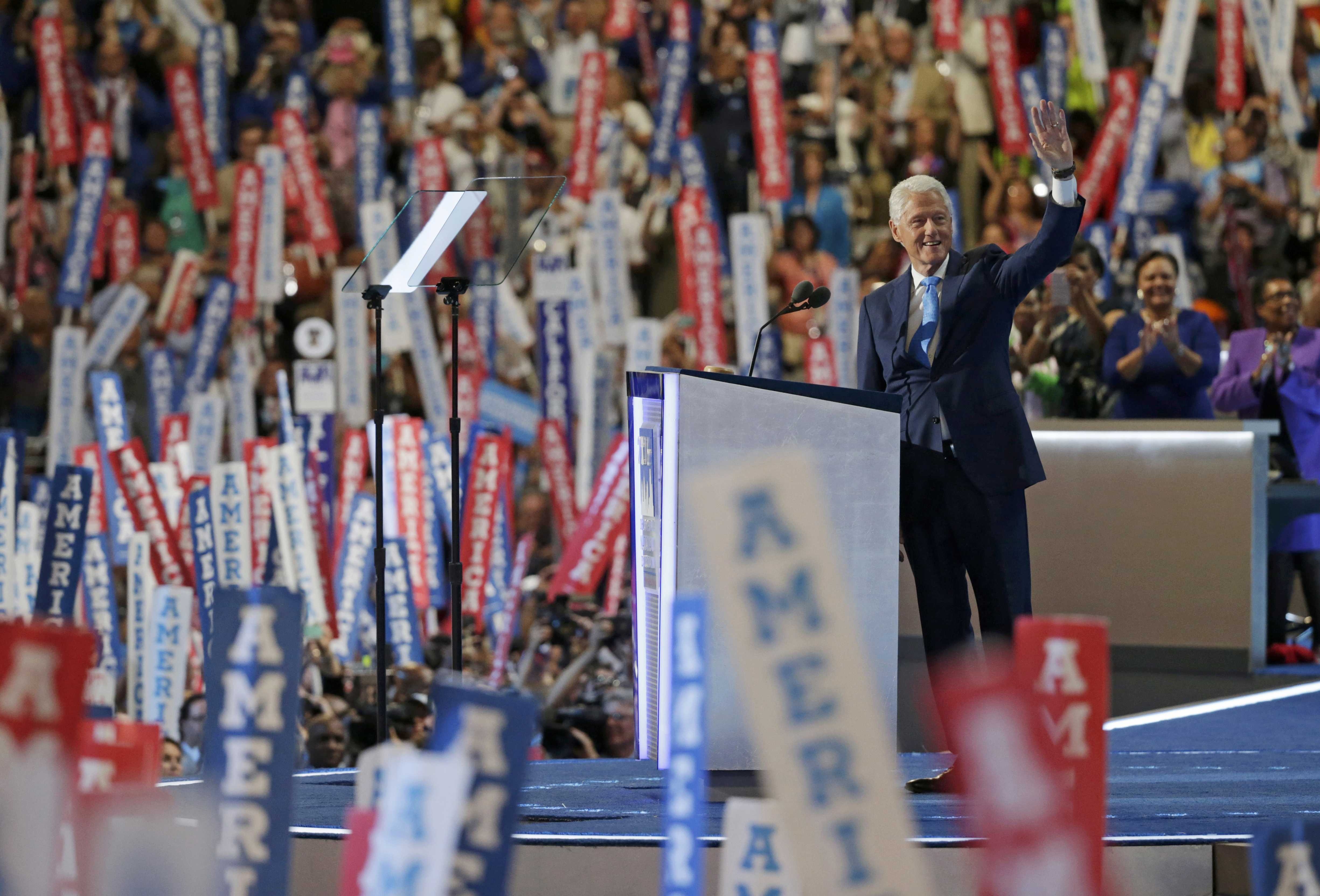 Cựu Tổng thống Bill Clinton cũng đăng đàn giúp vợ ghi điểm tại đại hội đảng Dân chủ. Trong bài phát biểu, cựu Tổng thống Mỹ đã làm nổi bật hình ảnh của bà Clinton trong vai trò một người vợ, một người mẹ, một người phụ nữ có thể tạo ra những thay đổi tốt nhất mà ông từng gặp trong suốt cuộc đời.