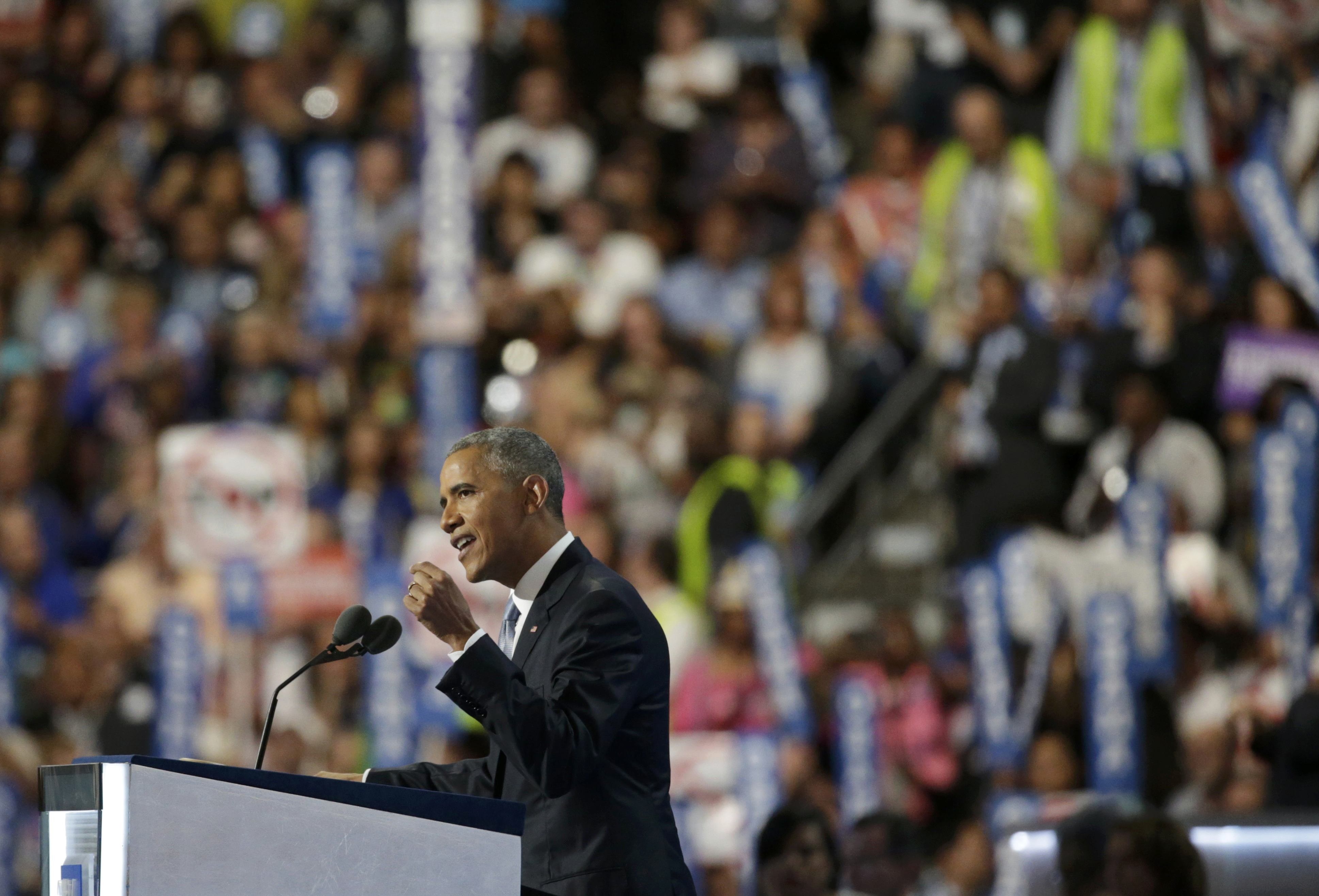 Tổng thống Mỹ Barack Obama đã có bài phát biểu trong ngày đại hội thứ 3 để kêu gọi ủng hộ cho bà Clinton. “Tôi có thể tự tin nói rằng không ai xứng đáng để trở thành Tổng thống Mỹ hơn bà Hillary Clinton”, ông Obama nói.