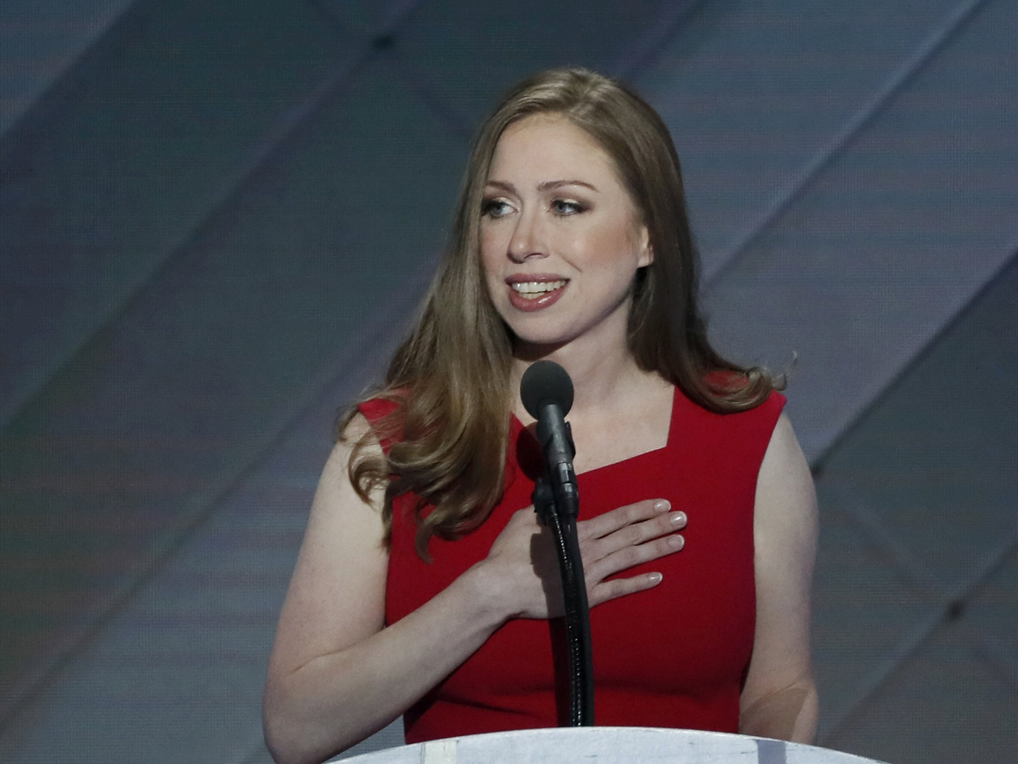 Con gái bà Hillary, Chelsea Clinton, đã có bài phát biểu xúc động trước hàng nghìn đại biểu tham dự đại hội khi khắc họa chân dung bà Hillary như một người phụ nữ cao cả, hết mực quan tâm tới con và cháu mình. Chelsea cũng khẳng định rằng mẹ cô sẽ đối xử với người dân Mỹ giống như cách bà đối xử với những người thân ruột thịt của mình.