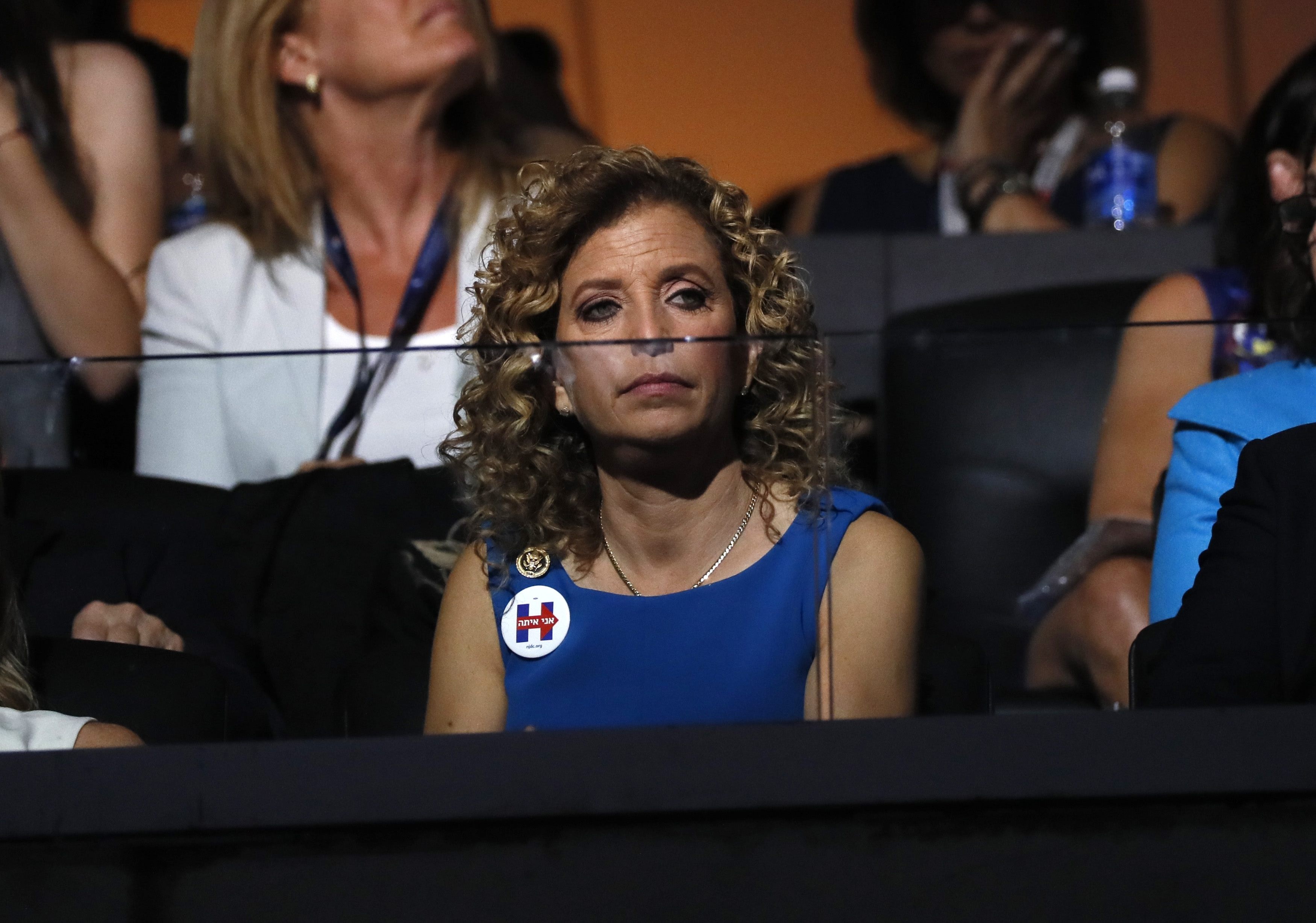 Chủ tịch đảng Dân chủ Debbie Wasserman Schultz ngồi dưới hàng ghế đại biểu với gương mặt buồn bã. Bà vừa tuyên bố từ chức ngay trước thềm đại hội sau vụ lùm xùm rò rỉ email của đảng Dân chủ khiến mâu thuẫn trong nội bộ đảng bị đẩy lên cao.