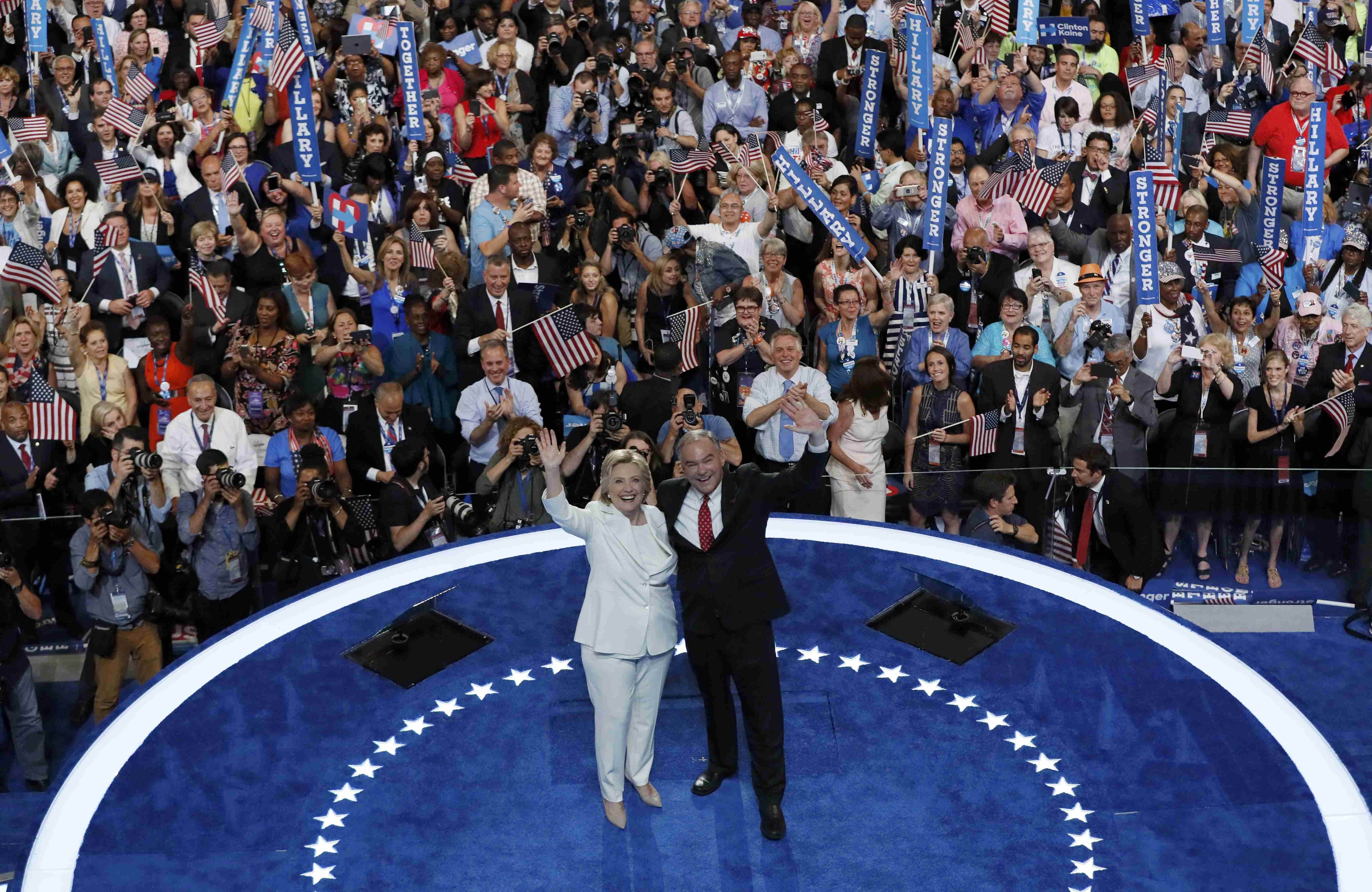 Bà Hillary Clinton và phó tướng Tim Kaine sẽ đồng hành cùng nhau để đánh bại bộ đôi Donald Trump - Mike Pence bên đảng Cộng hòa, giành chiếc vé cuối cùng vào Nhà Trắng.