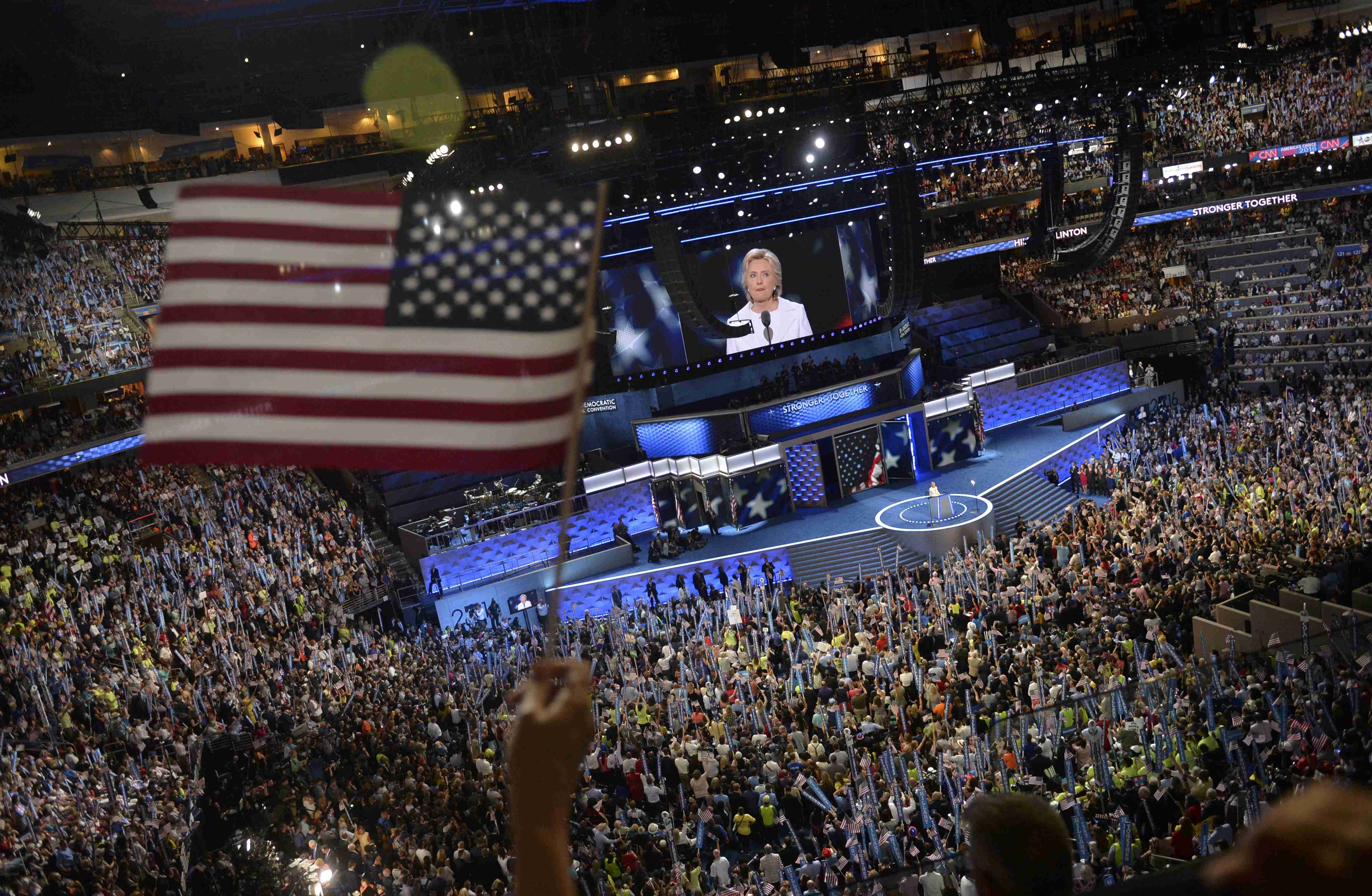 Tại lễ bế mạc đại hội đảng Dân chủ ngày 28/7, ứng viên tổng thống Hillary Clinton đã chấp nhận đề cử làm ứng viên tổng thống của đảng trong cuộc đua vào Nhà Trắng.