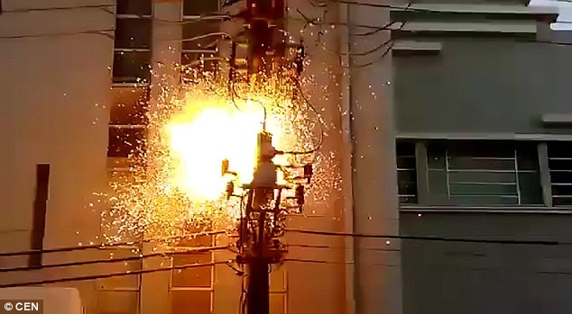 Brazil: Bị giật chết khi trèo lên cột điện nghe Tổng thống phát biểu - 2 Người đàn ông chạm vào dây điện cao thế và bị giật chết (Ảnh: CEN)
