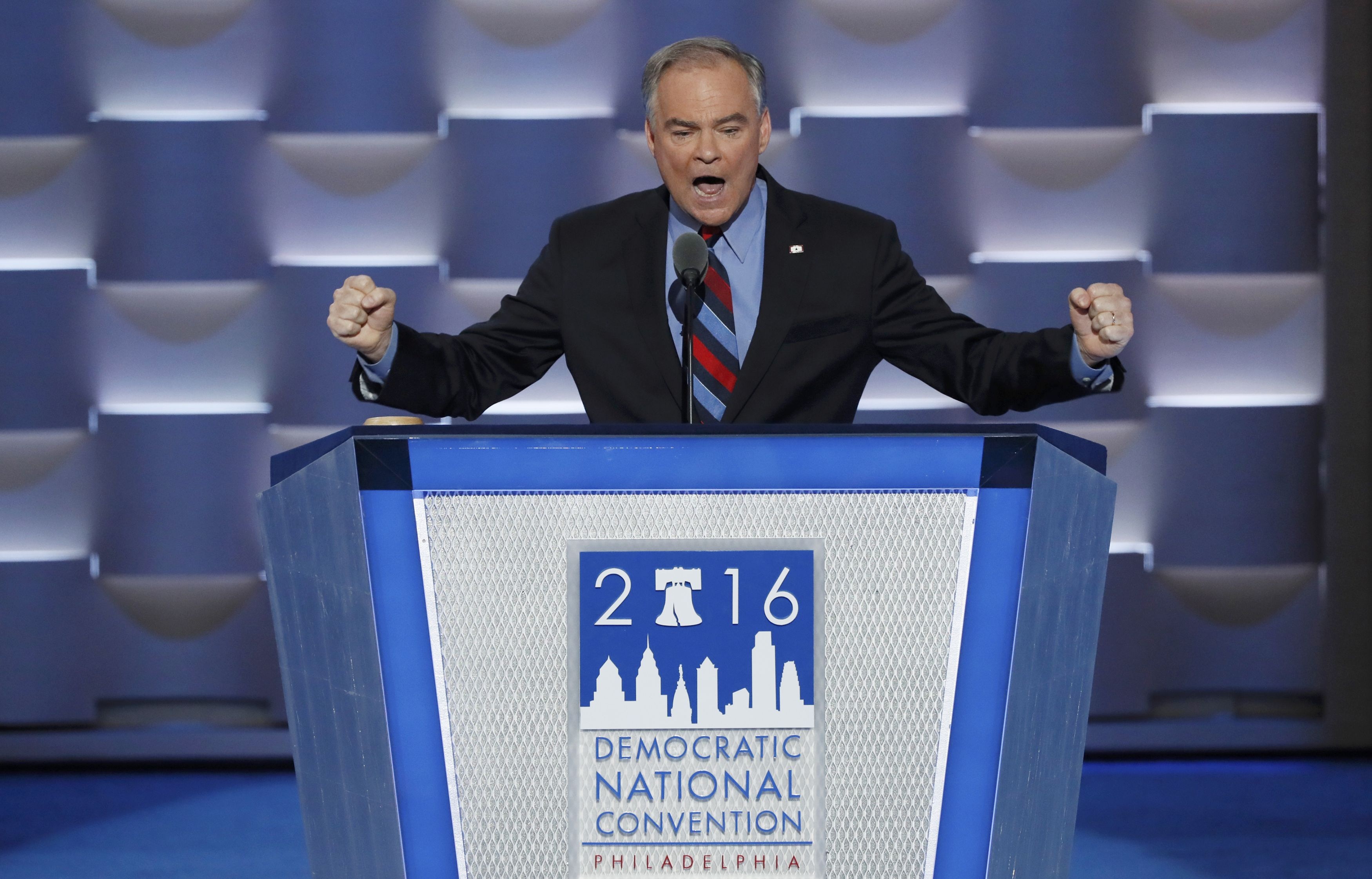 Thượng nghị sĩ Tim Kaine chính thức nhận đề cử trở thành ứng viên phó tổng thống đảng Dân chủ, sát cánh cùng bà Clinton trong cuộc đua vào tháng 11 tới.