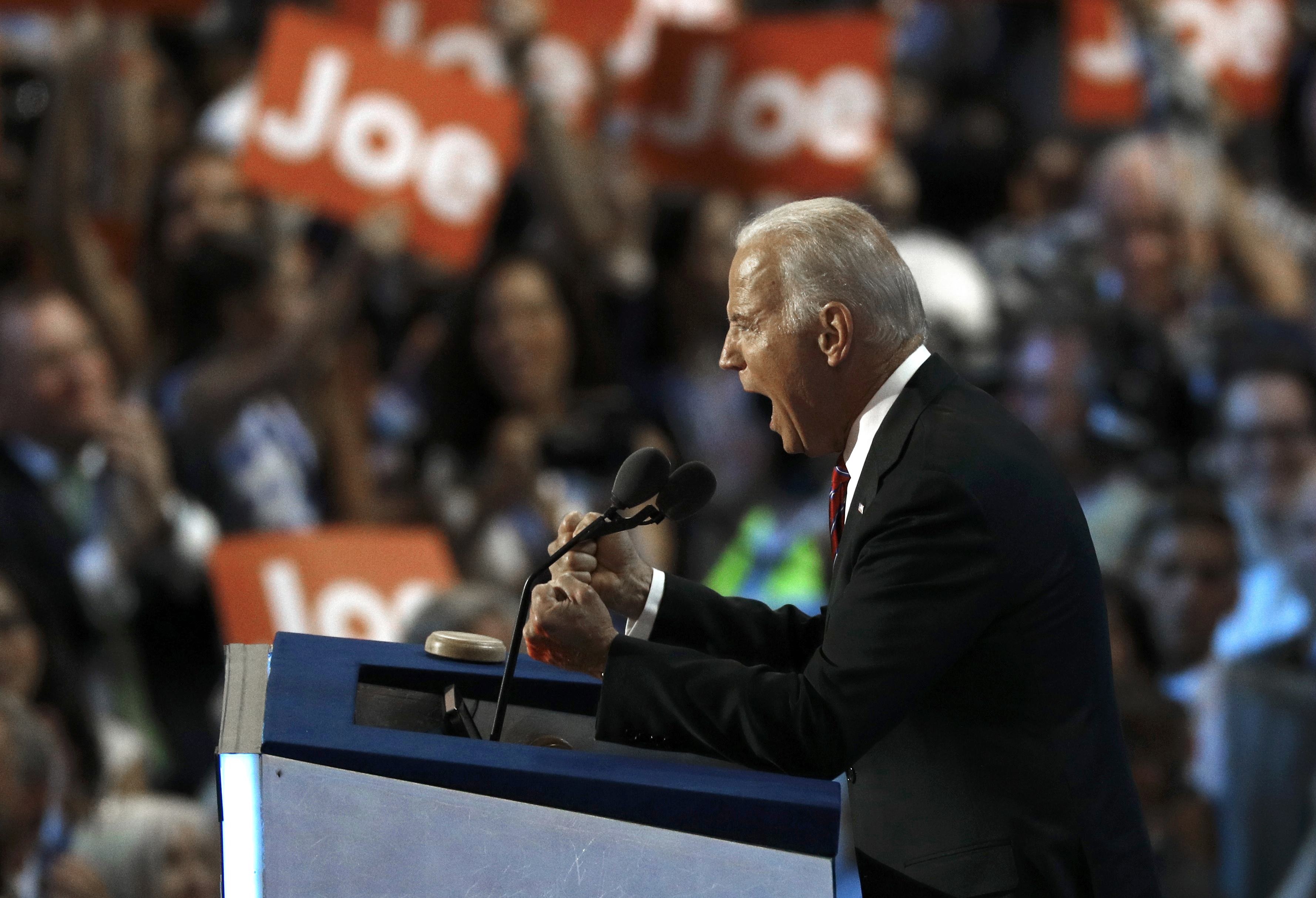 Phó tổng thống Mỹ Joe Biden kêu gọi công chúng Mỹ ủng hộ cho ứng viên tổng thống đảng Dân chủ trên sân khấu đại hội hôm 27/7.