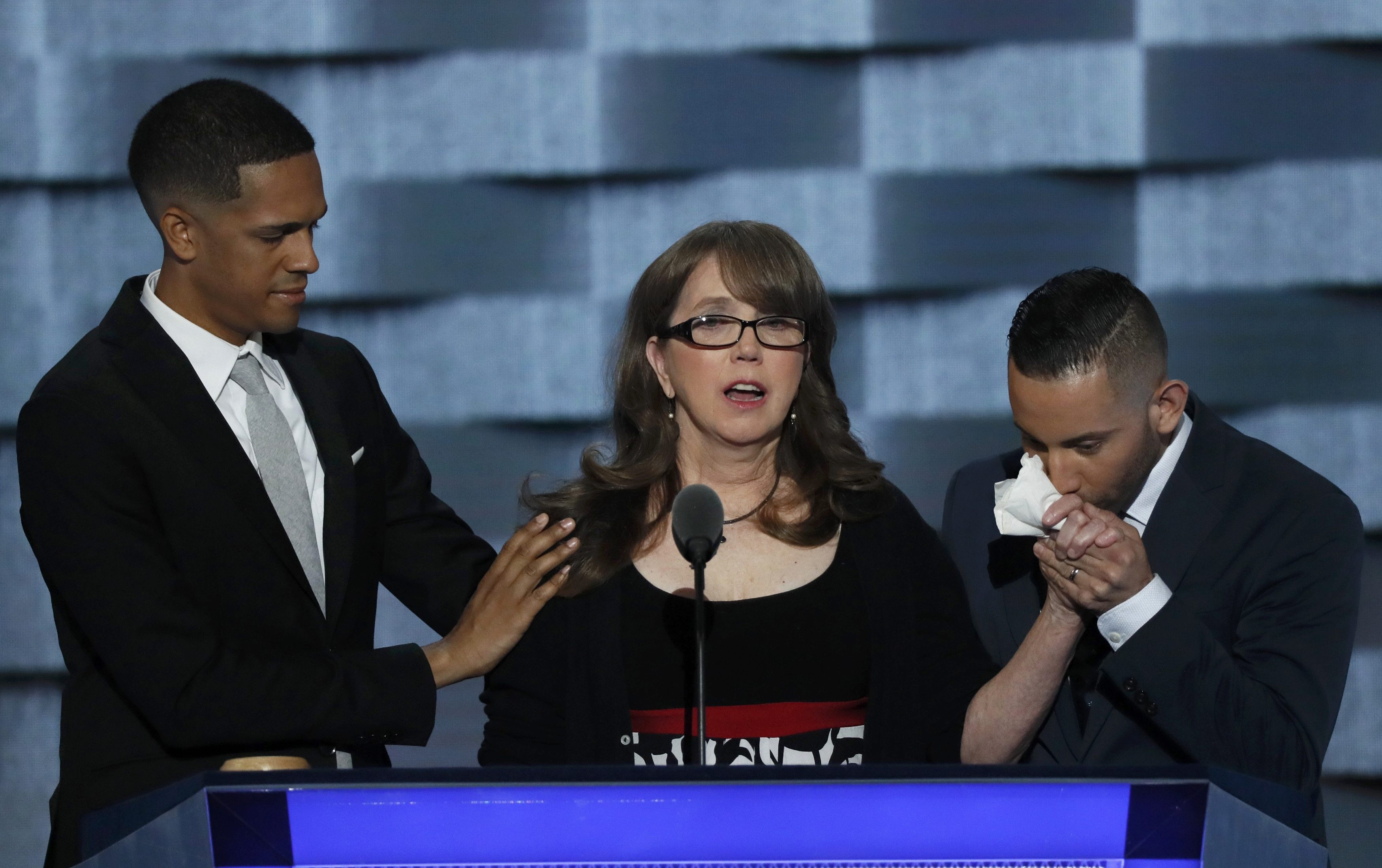 Christine Leinonen, người mẹ có con thiệt mạng trong vụ xả súng ở hộp đêm Pulse dành cho người đồng tính ở Orlando, xuất hiện trên sân khấu cùng hai người may mắn sống sót sau vụ thảm sát. Bà Leinonen bày tỏ niềm tin vào một tương lai ổn định và an toàn của nước Mỹ dưới sự lãnh đạo của tổng thống mới.