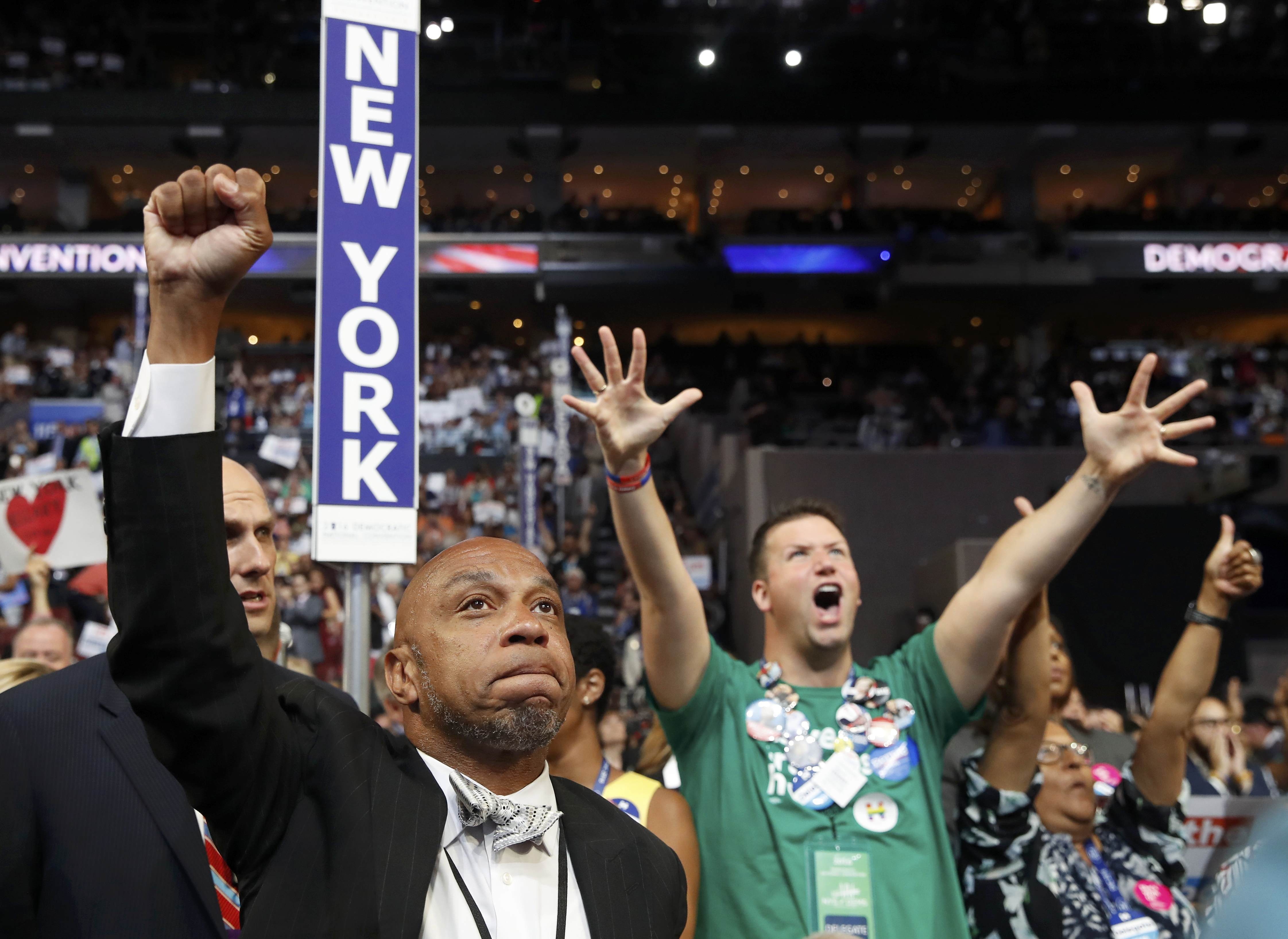 Các đại biểu bang New York reo hò cổ vũ cho bà Clinton trong hội trường.