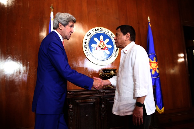 Philippines: Phán quyết về vụ kiện Biển Đông là nền tảng để đàm phán với Trung Quốc - 1 Tổng thống Philippines Rodrigo Duterte (phải) gặp Ngoại trưởng Mỹ John Kerry tại Manila ngày 27/7 (Ảnh: PPD)