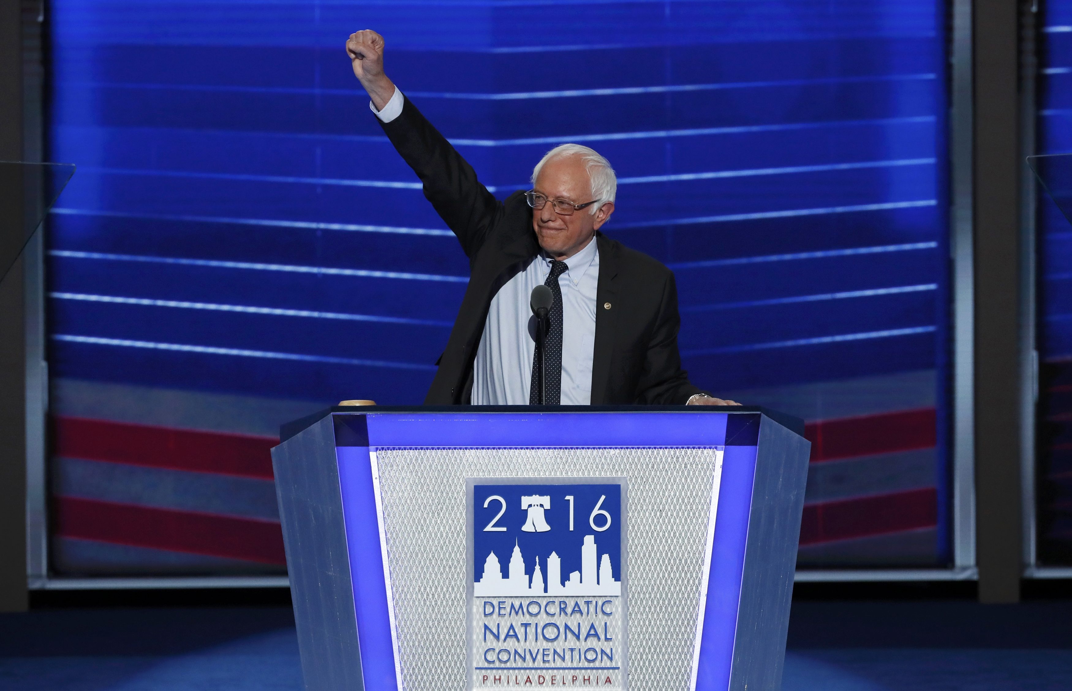 Thượng nghị sĩ bang Vermont Bernie Sanders, đối thủ chính của bà Clinton trong các cuộc bầu cử sơ bộ, có mặt trên sân khấu để kêu gọi đảng Dân chủ thống nhất, cùng nhau hỗ trợ bà Clinton đi đến đích cuối cùng trong mùa bầu cử năm nay.