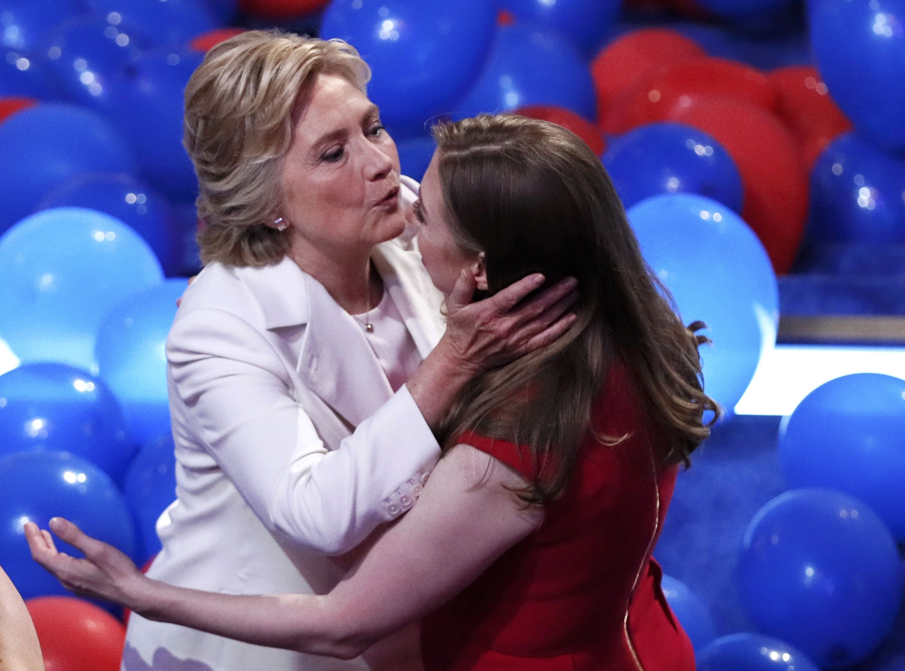 Bà Hillary Clinton và con gái tại lễ bế mạc đại hội đảng Dân chủ hôm 28/7 (Ảnh: Reuters)