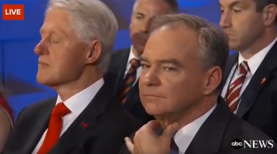 Cựu Tổng thống Clinton ngủ gật khi nghe vợ phát biểu tại đại hội đảng - 1 Cựu Tổng thống Bill Clinton (trái) ngủ gật khi nghe vợ phát biểu. Ngồi kế bên ông là Thượng nghị sĩ Tim Kaine (Ảnh: ABC)