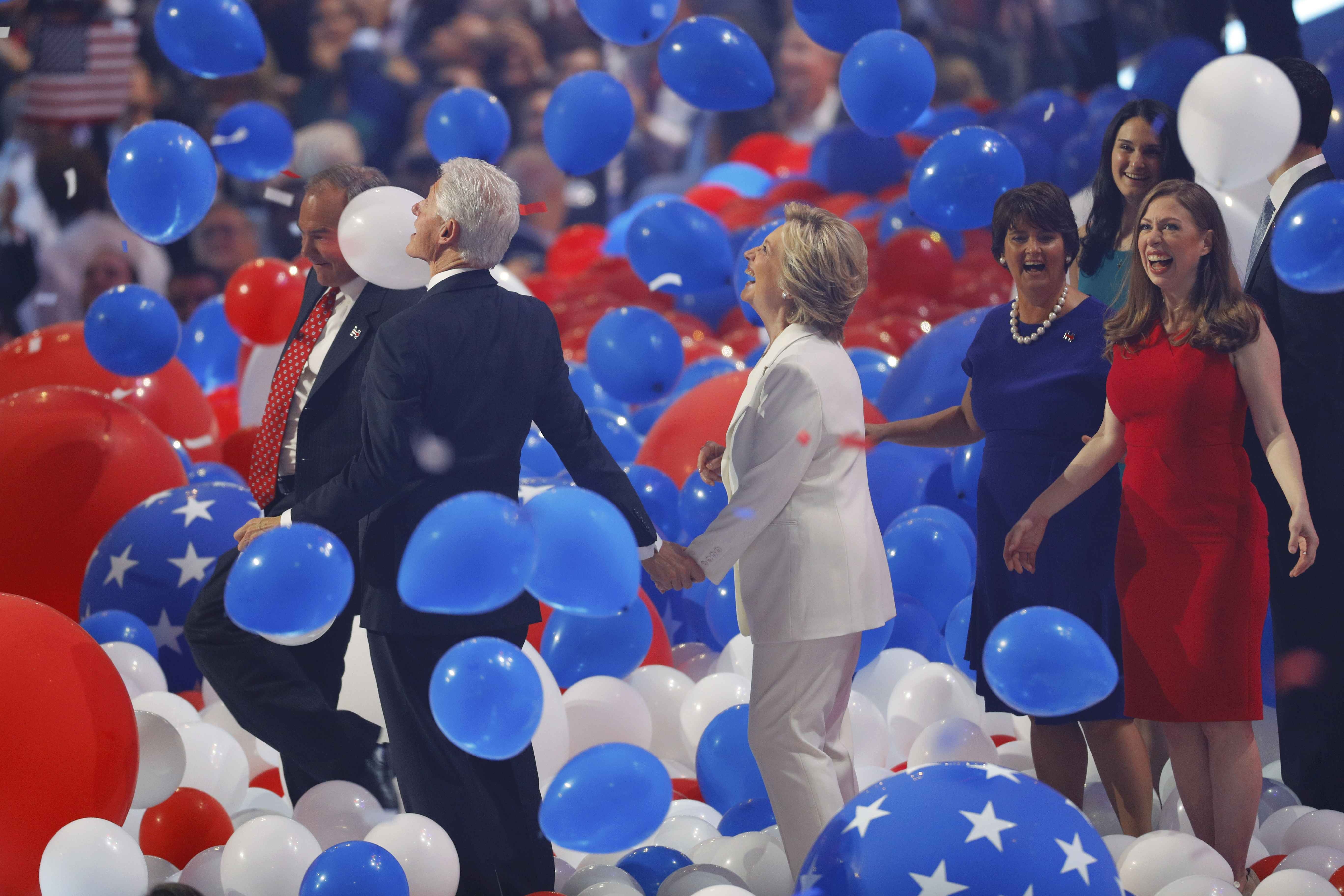 Cựu Tổng thống Clinton thích thú chơi bóng bay tại đại hội đảng - 12