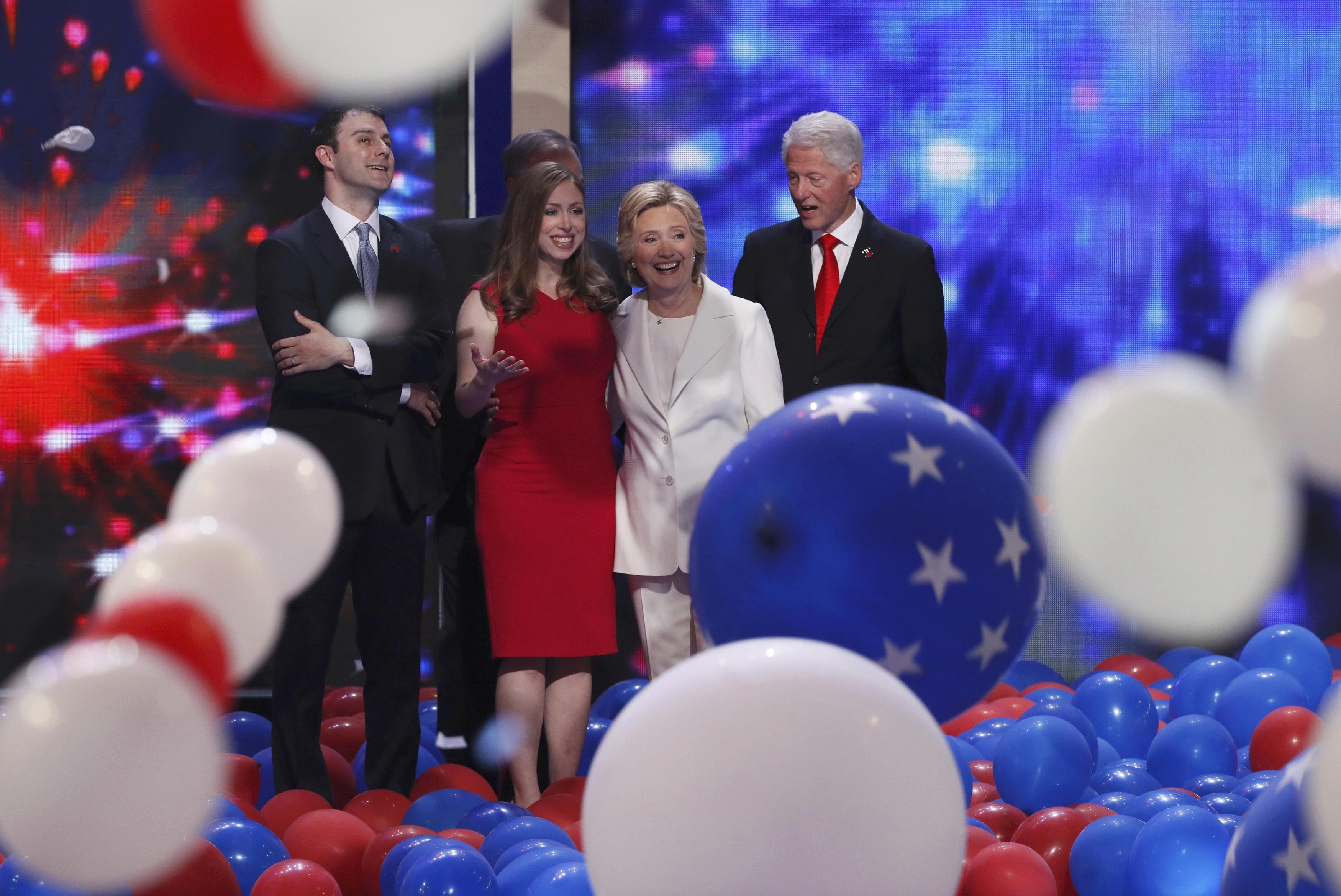 Cả gia đình Clinton chụp ảnh tại lễ bế mạc đại hội đảng Dân chủ. Con rể Marc Mezvinsky và con gái Chelsea Clinton cũng lên sân khấu chúc mừng mẹ.