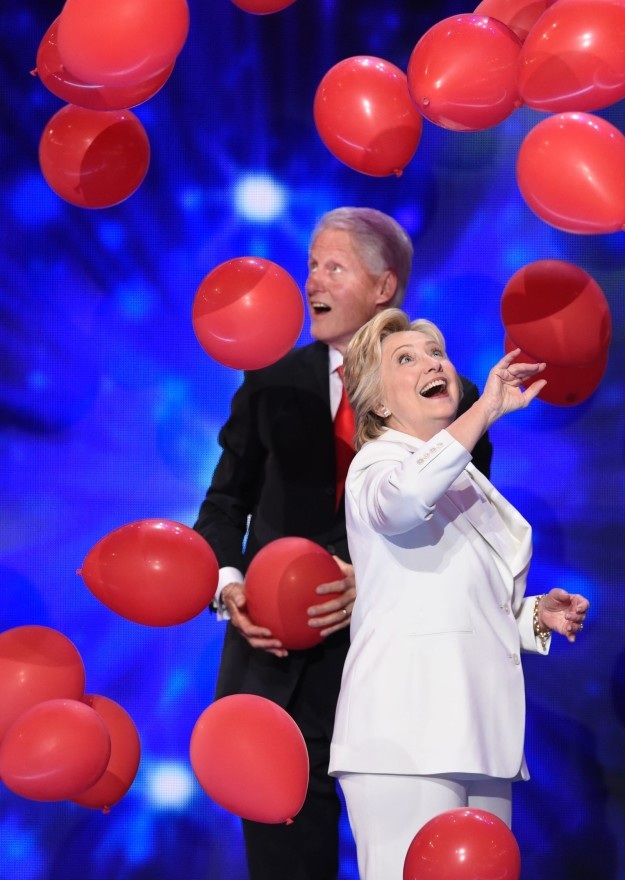 Cựu Tổng thống Clinton thích thú chơi bóng bay tại đại hội đảng - 9 Nếu bà Hillary giành chiến thắng trong cuộc bầu cử năm nay, ông Clinton sẽ trở thành Đệ nhất phu quân đầu tiên trong lịch sử nước Mỹ.
