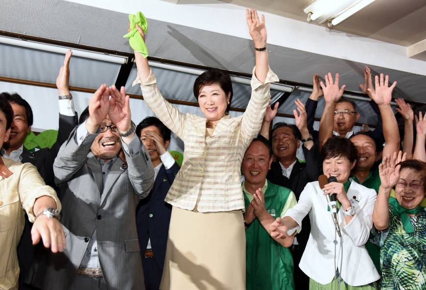 Thủ đô Tokyo có nữ thị trưởng đầu tiên trong lịch sử - 1 Bà Yuriko Koike (giữa) trở thành nữ thị trưởng đầu tiên của thủ đô Tokyo, Nhật Bản (Ảnh: Japantimes)