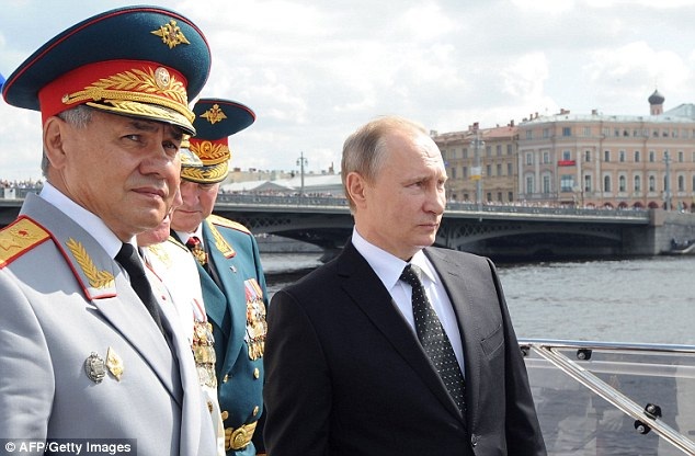 Các hạm đội Nga đồng loạt phô diễn sức mạnh - 1 Tổng thống Nga Putin (ngoài cùng bên phải) cùng các tướng lĩnh quân đội tham dự lễ kỷ niệm Ngày Hải quân ở thành phố Saint Petersburg