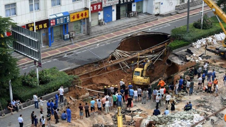 Hố tử thần xuất hiện tại thành phố Trịnh Châu sau trận mưa lớn kéo dài (Ảnh: SCMP)