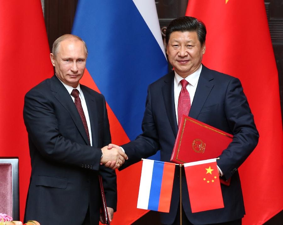 Trung Quốc nói Tổng thống Putin là khách quý số một tại hội nghị G20 - 1 Tổng thống Nga Vladimir Putin (trái) gặp Chủ tịch Trung Quốc Tập Cận Bình tại Trung Quốc hồi năm 2014. (Ảnh: Tân Hoa Xã)