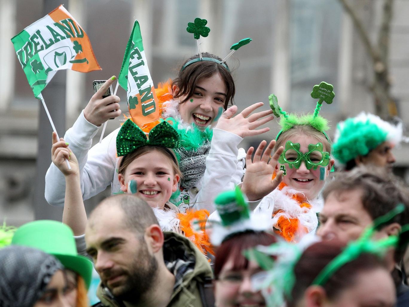 Người Anh ồ ạt xin cấp hộ chiếu Ireland - 1 Những người Anh có cha hoặc mẹ là người Ireland hoặc trong một số trường hợp nhất định có ông hoặc bà là người Ireland mặc nhiên có quyền trở thành công dân Ireland (Ảnh: AFP)
