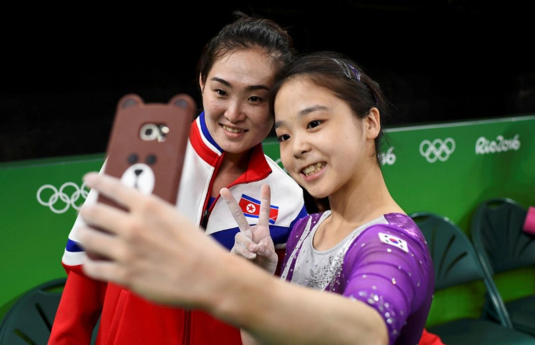Vận động viên Hàn Quốc và Triều Tiên vui vẻ chụp ảnh chung tại Olympic - 1 Vận động viên Lee Eun-Ju của Hàn Quốc (phải) chụp ảnh cùng vận động viên Hong Un Jong của Triều Tiên. (Ảnh: Reuters)