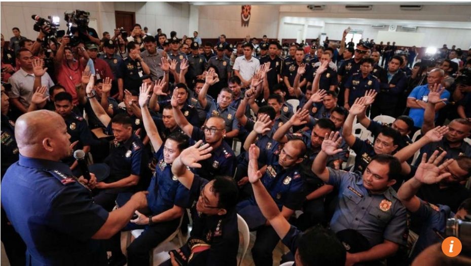 Những cảnh sát có dính líu tới buôn bán ma túy đã giơ tay trong cuộc gặp với cảnh sát trưởng quốc gia Philippines Ronald dela Rosa (ngoài cùng bên trái) tại thành phố Quezon (Ảnh: EPA)