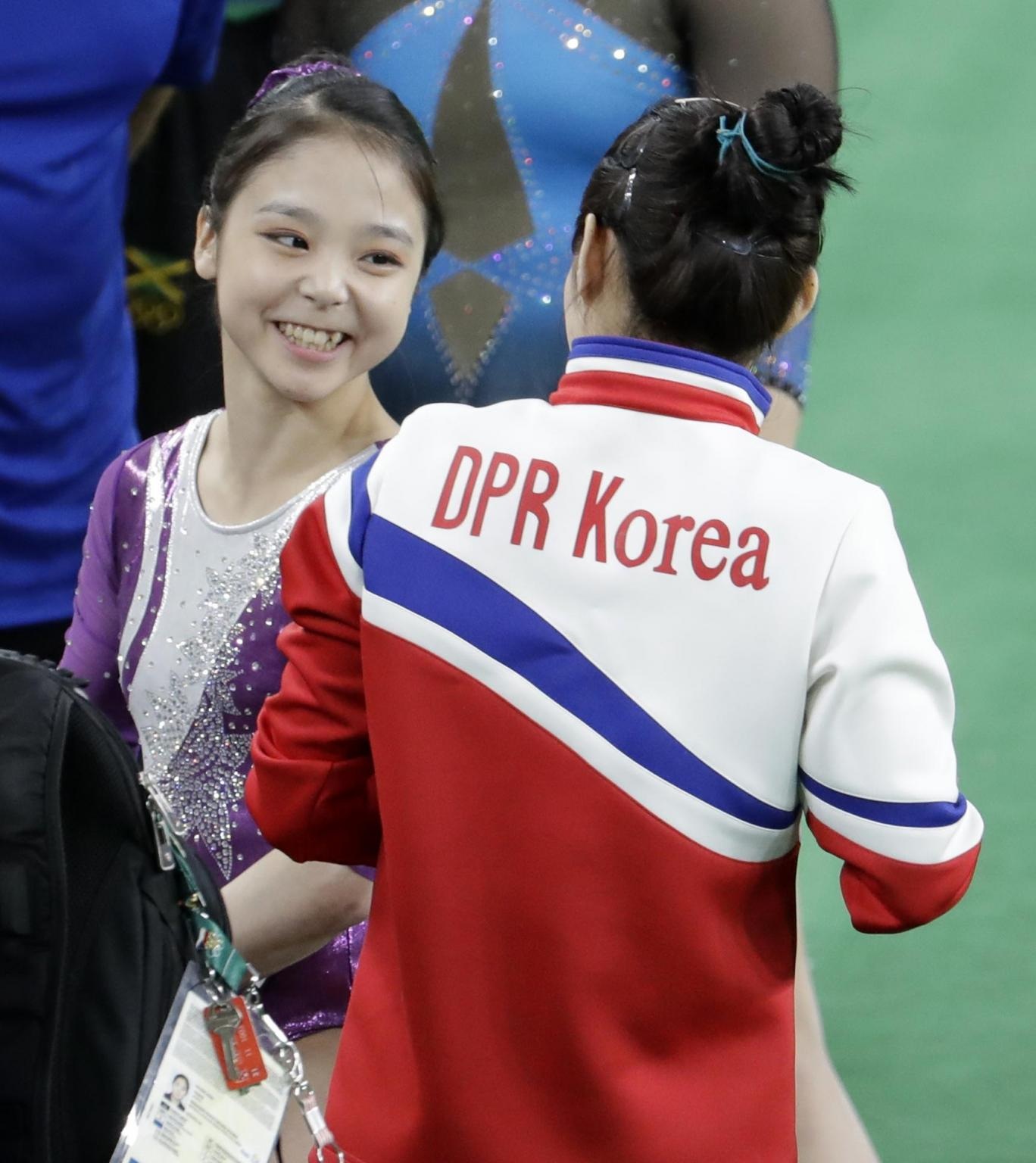 Vận động viên Hàn Quốc và Triều Tiên vui vẻ chụp ảnh chung tại Olympic - 2 Hai nữ vận động viên trò chuyện vui vẻ cùng nhau (Ảnh: Reuters)