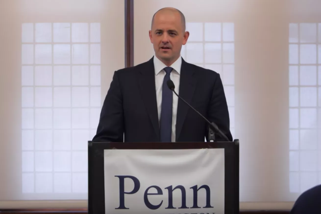 Cựu đặc vụ CIA tranh cử tổng thống Mỹ: Kịch bản “lấy trứng chọi đá”? - 2 Ông McMullin từng là đặc vụ chống khủng bố của Cục tình báo trung ương Mỹ (CIA) (Ảnh: VOX)