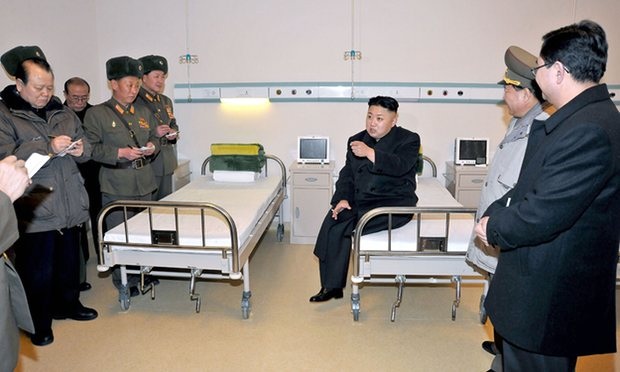 Triều Tiên khoe máy in 3D sản xuất được xương người - 1 Nhà lãnh đạo Triều Tiên Kim Jong-un thị sát một bệnh viện ở thủ đô Bình Nhưỡng (Ảnh: AFP)