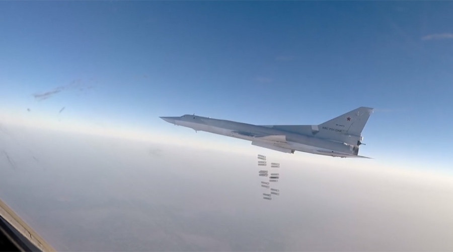 6 máy bay ném bom Nga “xóa sổ” nhà máy vũ khí hóa học của IS - 1 Máy bay ném bom Tu-22M3 của Nga ném bom tại Syria (Ảnh: RT)