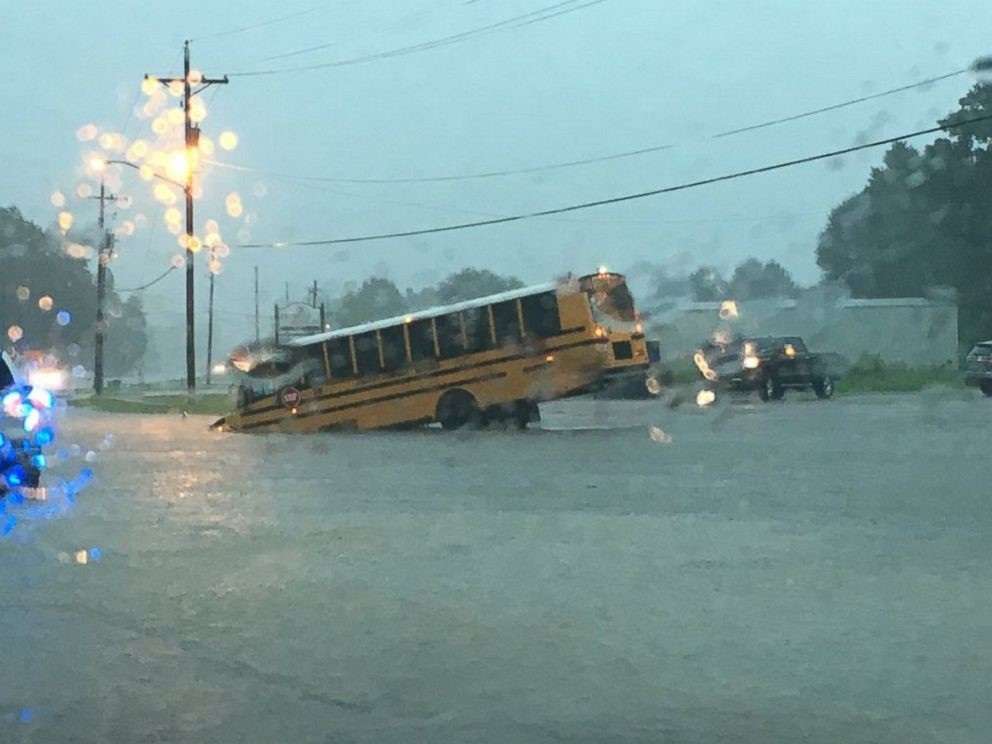 Phương tiện giao thông gặp nạn do mưa lũ.