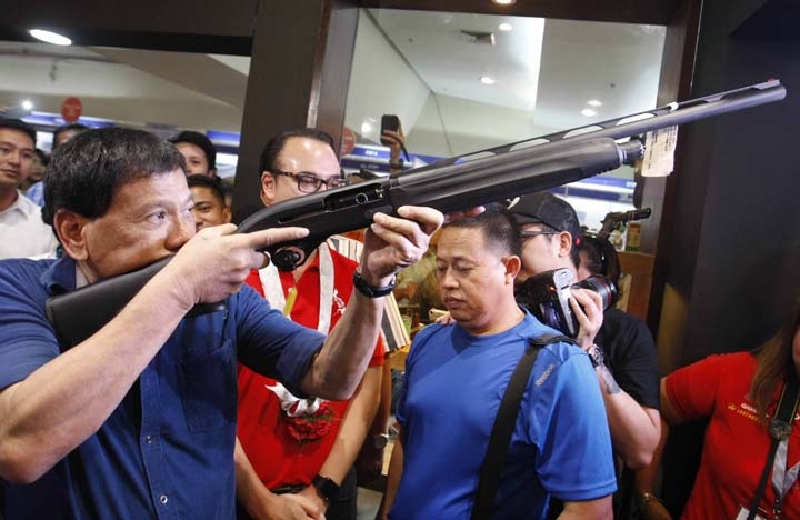 Xác người ngổn ngang sau cuộc chiến chống ma túy đẫm máu ở Philippines - 12 Tổng thống Philippines Rodrigo Duterte (ngoài cùng bên trái).