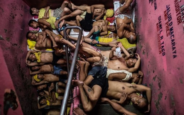 Xác người ngổn ngang sau cuộc chiến chống ma túy đẫm máu ở Philippines - 11 Tại nhà tù Quezon xây dựng cách đây 60 năm ở thủ đô Manila, số phạm nhân ở đây đã lên tới 3.800 người, nghĩa là gấp gần 5 lần so với thiết kế ban đầu là chỉ dành cho 800 phạm nhân.