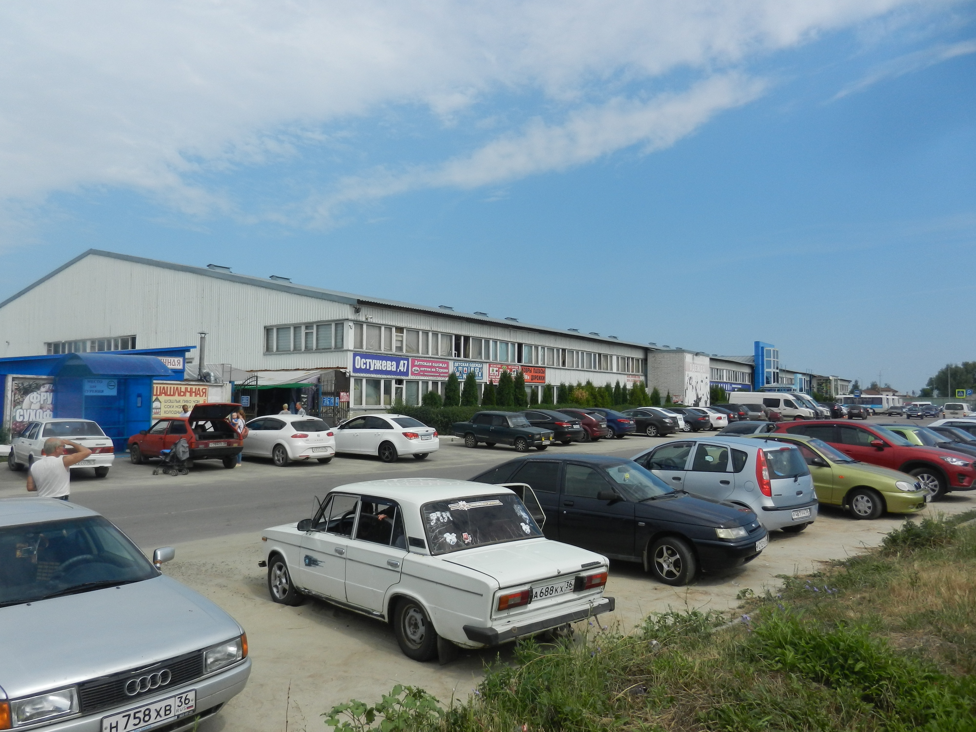 Những khó khăn trong kinh doanh của bà con người Việt ở Voronezh - 1 Quang cảnh bên ngoài TTTM Ostuzeva 47