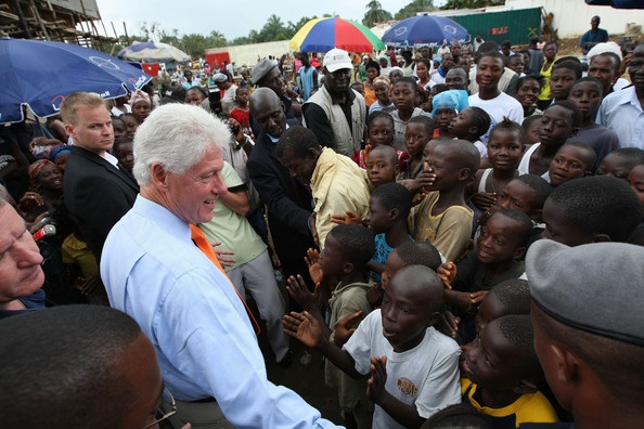 Quỹ Clinton ngừng nhận quyên góp từ nước ngoài do sức ép của đảng Cộng hòa - 2 Ông Bill Clinton thăm dự án của Quỹ Clinton ở châu Phi năm 2008 (Ảnh: Getty)