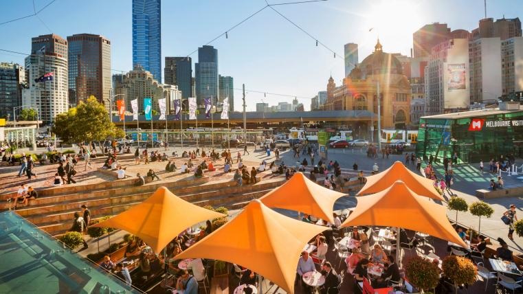 10 thành phố đáng sống nhất thế giới năm 2016 - 1 Việc Melbourne, thành phố ven biển của Australia, xếp thứ hạng cao nhất trong danh sách 10 nước đáng sống nhất thế giới là minh chứng cho đánh giá của EIU rằng “những thành phố đạt được thứ hạng cao nhất thường là những thành phố có quy mô trung bình với mật độ dân số tương đối thấp nhằm đảm bảo thúc đẩy một loạt các hoạt động giải trí mà không dẫn đến hiện tượng chen chúc, tỷ lệ tội phạm cao hay cơ sở hạ tầng bị quá tải. (Ảnh: Australia.com)