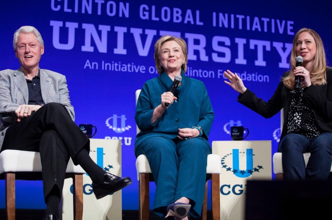 Quỹ Clinton ngừng nhận quyên góp từ nước ngoài do sức ép của đảng Cộng hòa - 1 Cựu Tổng thống Bill Clinton cùng vợ và con gái phát biểu trong một cuộc họp của Quỹ Clinton năm 2015 (Ảnh: Reuters)