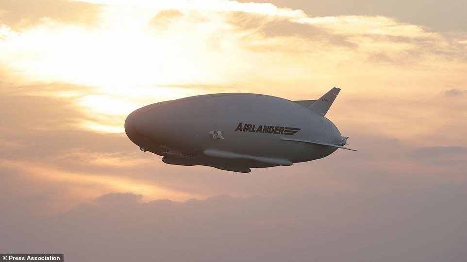 Máy bay lớn nhất thế giới lần đầu sải cánh tại Anh - 3 Airlander 10 có chiều dài 92 m, cao 26 m và rộng 44m, tức là dài hơn máy bay chở khách lớn nhất thế giới khoảng 15 m. Đây là sản phẩm kết hợp giữa máy bay, trực thăng và khinh khí cầu.